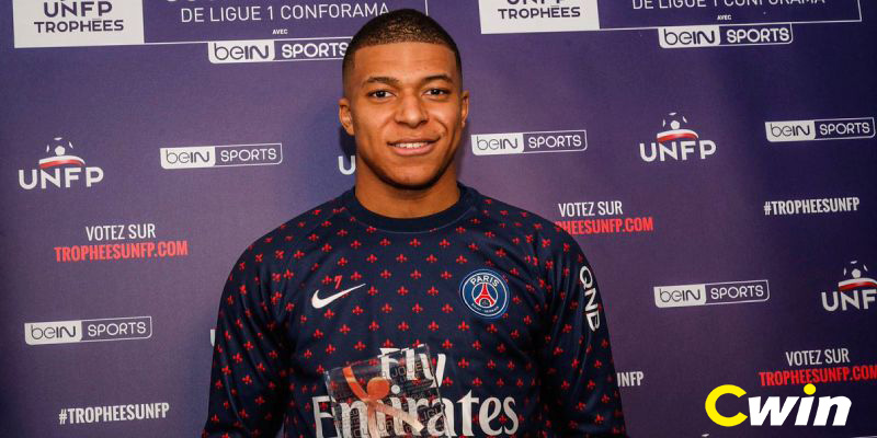 Kylian Mbappe thường xuyên ẵm các giải thưởng cá nhân của Ligue 1