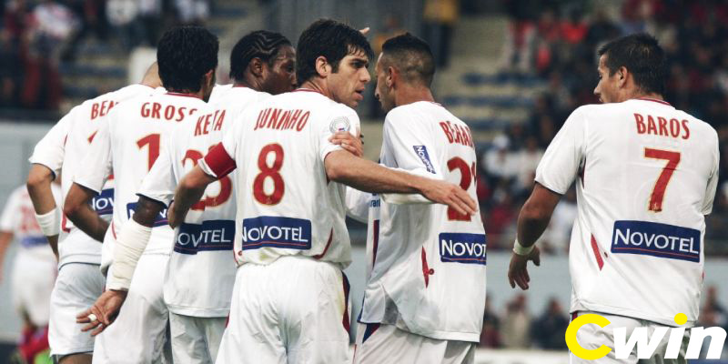 Olympique Lyon với Juninho (8) trong đội hình từng vô địch quốc gia 7 năm liền